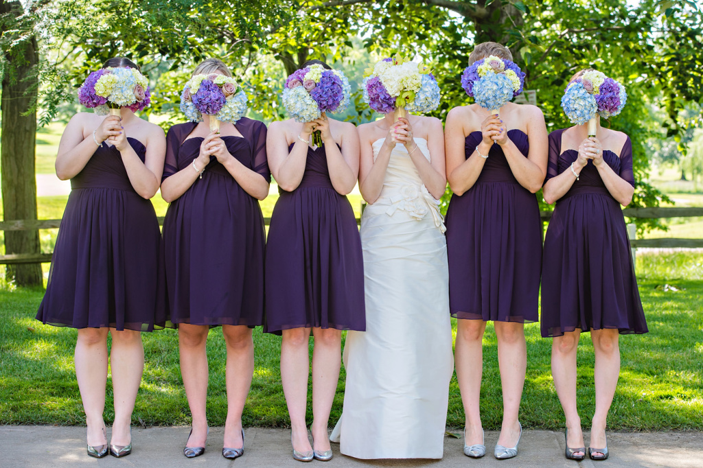 Подружки невесты в одинаковых платьях на свадьбе: за и против