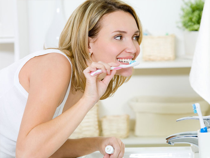 Девушка чистит зубы