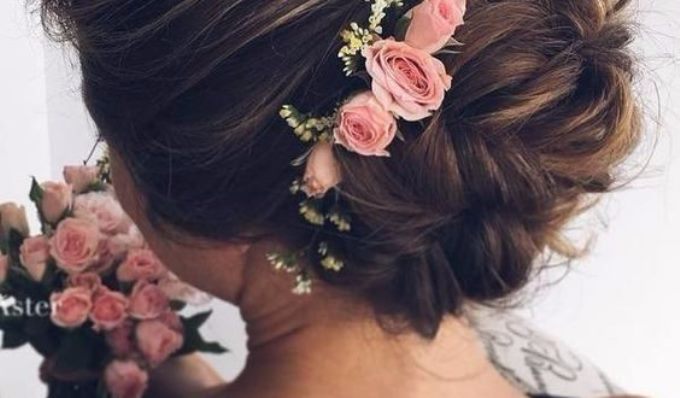Свадебная прическа, украшенная живыми цветами